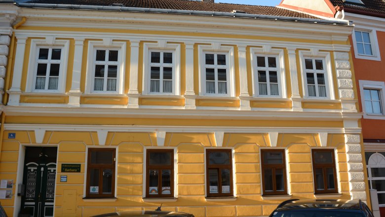 House Barbara in Pöchlarn_Exterior facade, © Haus Barbara Yellow building with white window frames and decorative elements in Pöchlarn.