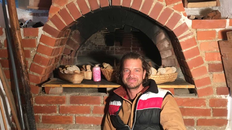 Your host with clay oven, &copy; Peter Brezina