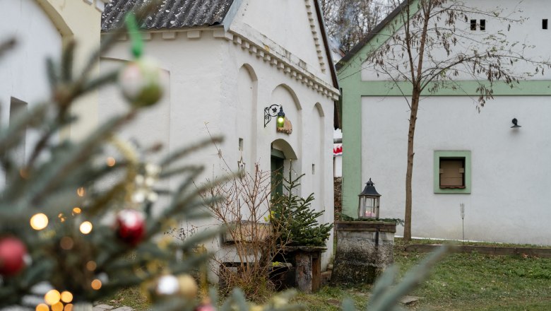 Houses decorated for Christmas in Unterstinkenbrunn, Loamgrui.