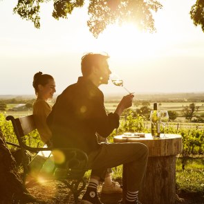 Enjoy a glass of wine in the vineyard., © Weinviertel Tourismus/Micheal Liebert