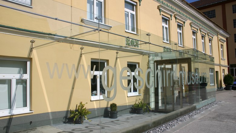 Exterior view of the Tableware Museum, &copy; MFink