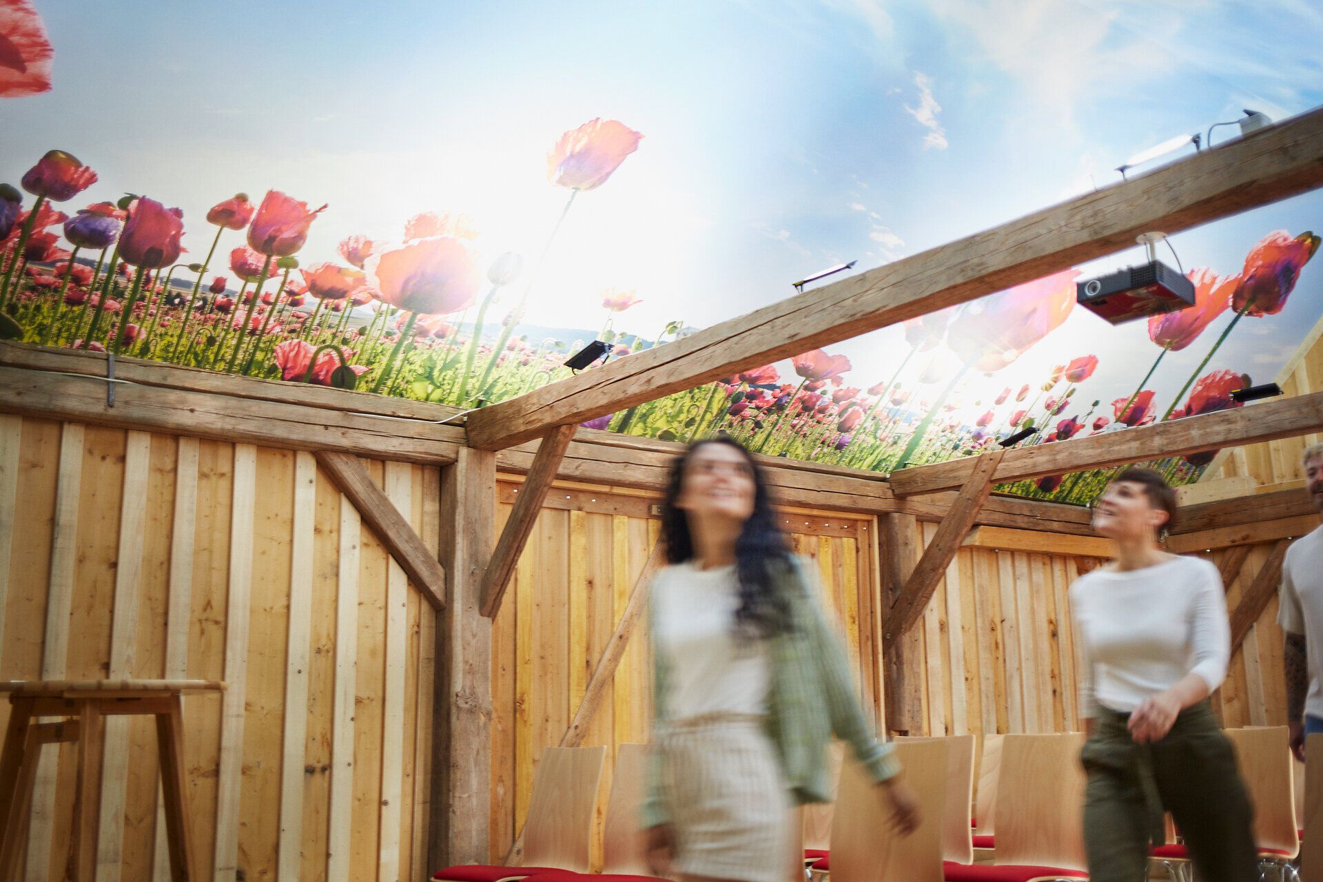 Amid blooming poppy fields, an enchanting atmosphere unfolds, inviting visitors to linger. The soft colors of the poppies blend perfectly with the rustic wooden setting, while the fresh air invigorates the senses. Here, visitors experience the beauty of nature in its purest form.