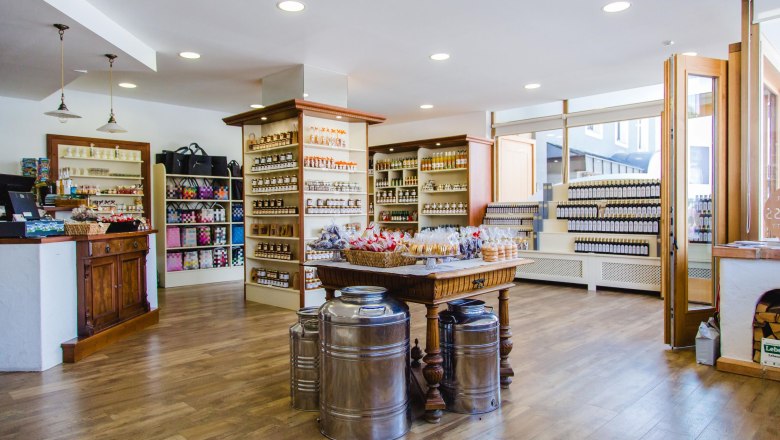 Genusswerkstatt Schüller interior with products, © Christoph Baumann