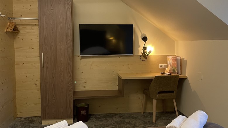 Comfortable double room with two beds, a desk, a TV and a closet.