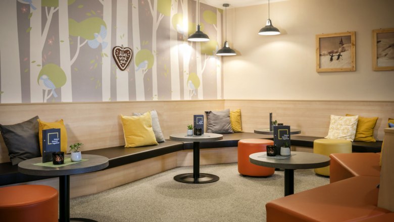 Seating at the JUFA Hotel am Sigmundsberg, © Harald Eisenberger/JUFA Hotels
