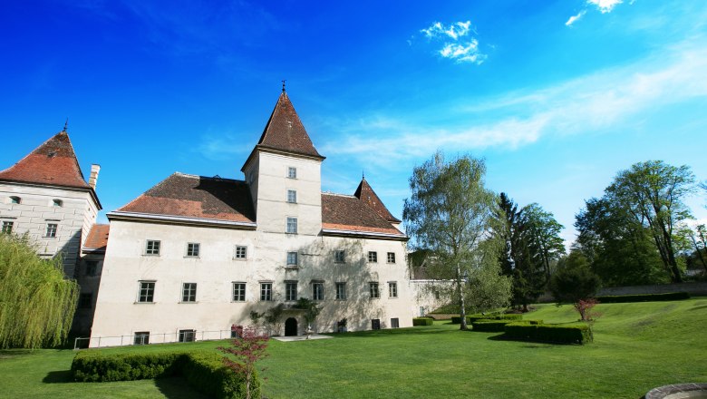 Walpersdorf Castle with garden and blue sky.