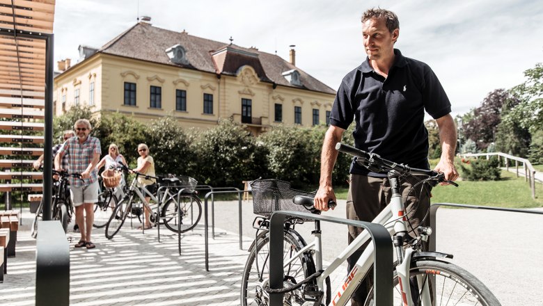 Eckartsau Castle, cycling destination, cycling rest area, &copy; &Ouml;BF, Archiv Schwarz