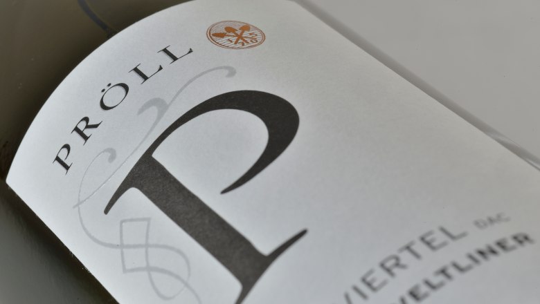 Close-up of a wine label with the inscription 'Pr&ouml;ll' and 'Weinviertel DAC Gr&uuml;ne Veltliner'.