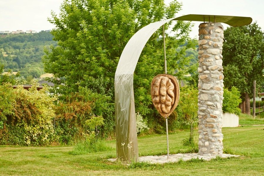 Walnut sculpture in Krummnussbaum 