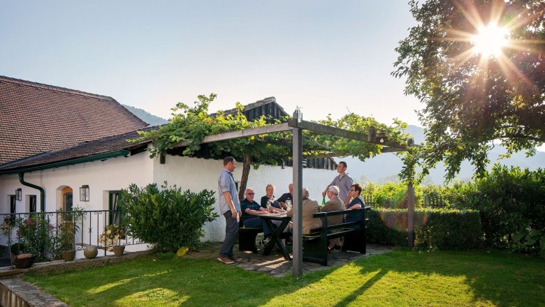 weinverkostung-garten_c-urbanushof-_-leonhard-hilzensauer_preview, &copy; Leonhard Hilzensauer