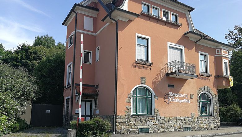 A two-storey building with the inscription 'Tanzcafé Whiskymühle'.