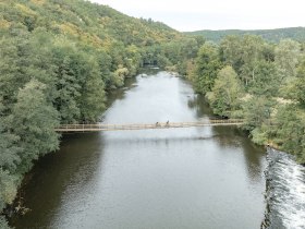Rad fahren, Rad, radeln, Gravelbiken, Hardegg, Einsiedlerbr&uuml;cke, Gravelbiketour Nationalpark Thayatal, H&auml;ngebr&uuml;cke Grenze zu Podoyji CZ, &copy; Nieder&ouml;sterreich Werbung/Josef Wittibschlager Herunterladen