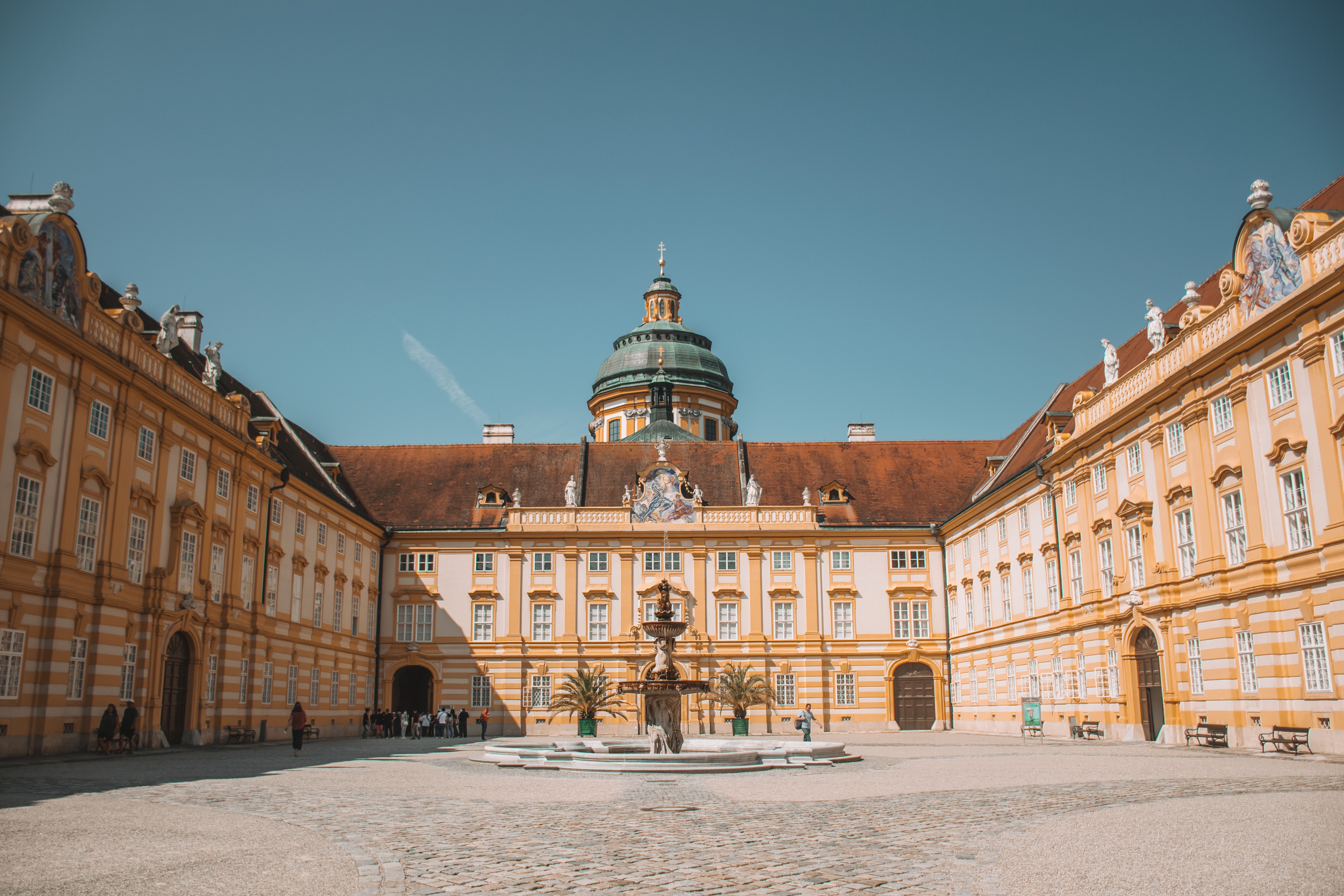 Die majestätische Architektur des Stifts Melk strahlt eine zeitlose Eleganz aus. Umgeben von sanften Hügeln und dem glitzernden Wasser der Donau, lädt dieser Ort dazu ein, die Schönheit der Natur und die Geschichte des Klosters zu genießen.