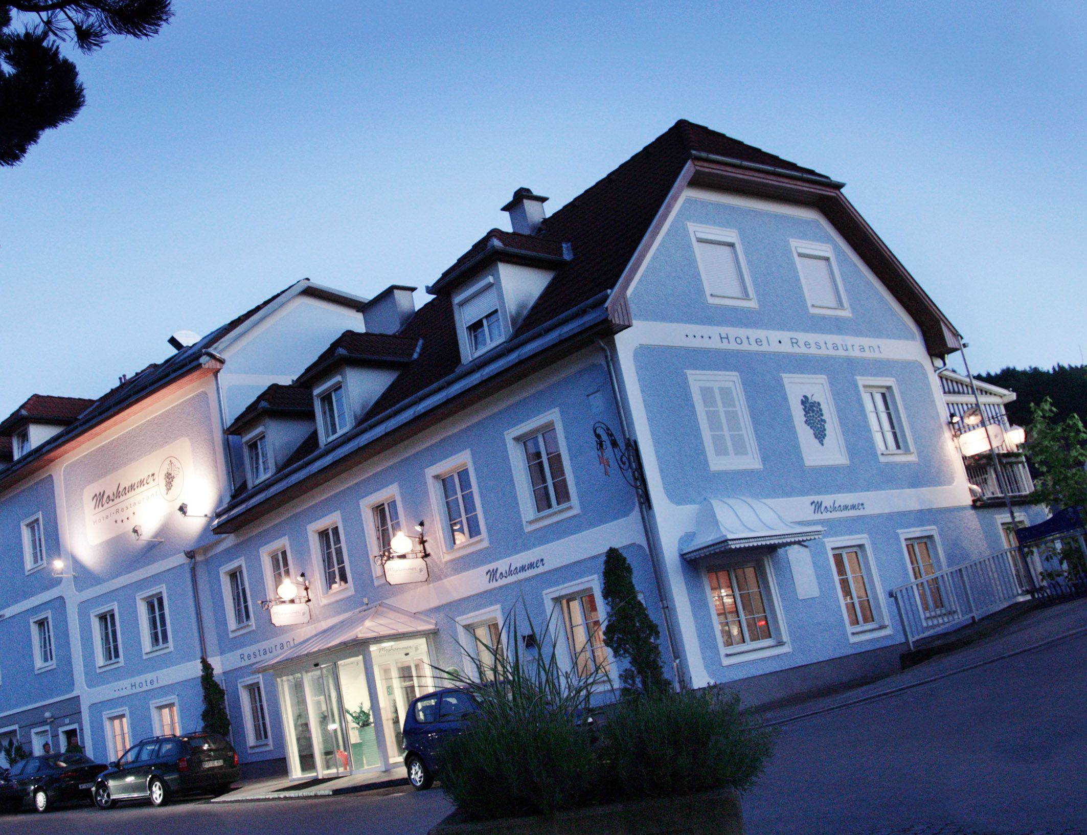Exterior view of the Landgasthof Moshammer at dusk.