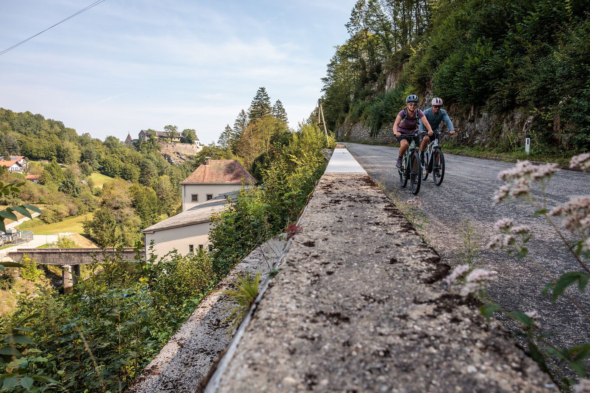 Cyclists glide along the picturesque Kamp Valley ("Kamptal" in German) cycle path, surrounded by lush greenery and rolling hills. The fresh mountain air and breathtaking views invite you to enjoy the beauty of nature to the full.