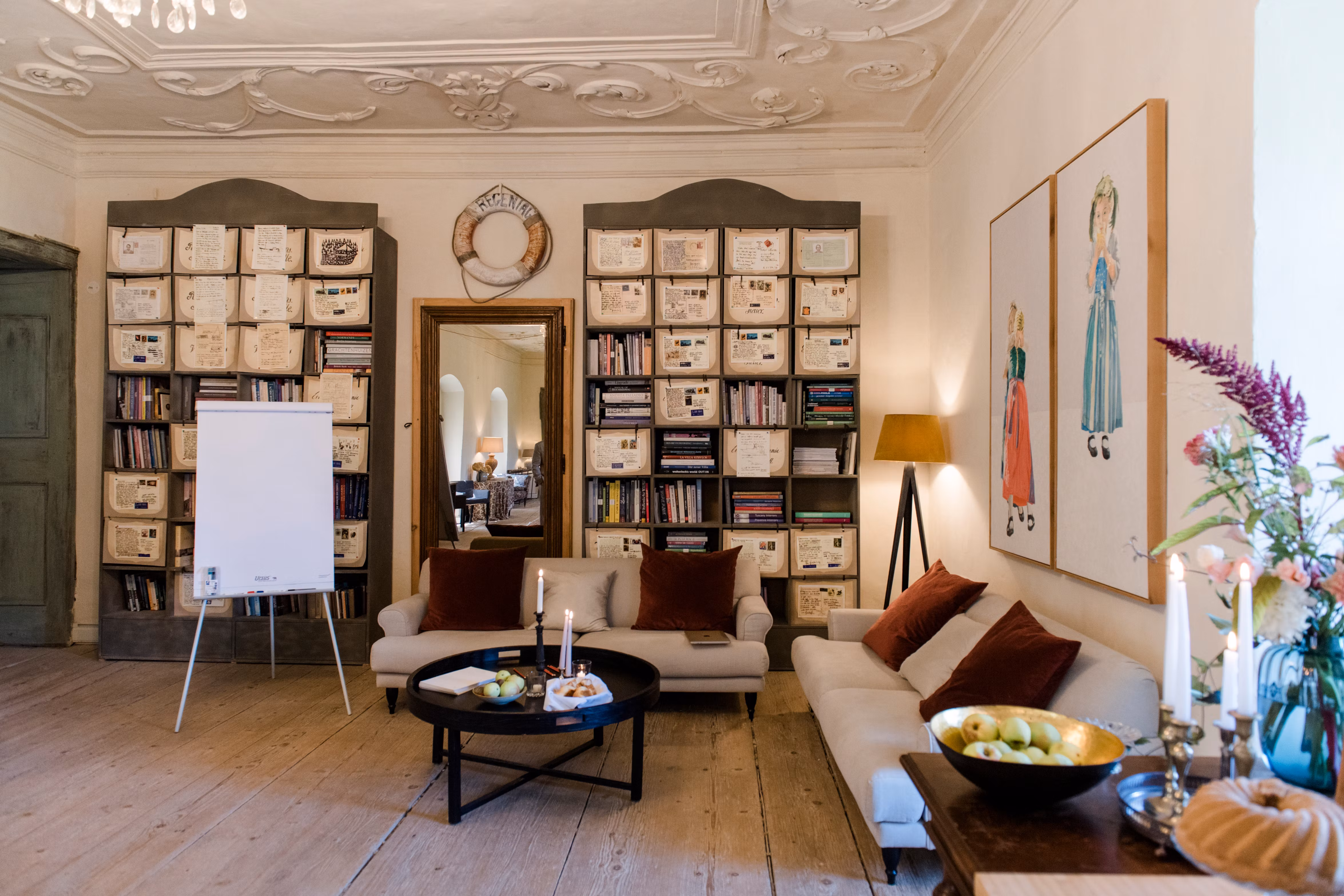 Cozy room with sofas, bookshelves and decorations.