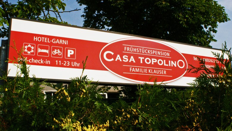 Sign of the bed and breakfast Casa Topolino with contact information and opening hours.