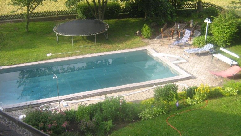 Pool, © Uferer Garden with pool, trampoline and sun loungers.