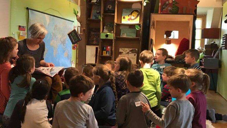 Reading aloud as part of the hands-on exhibition "Hidden", &copy; Kinderbuchhaus