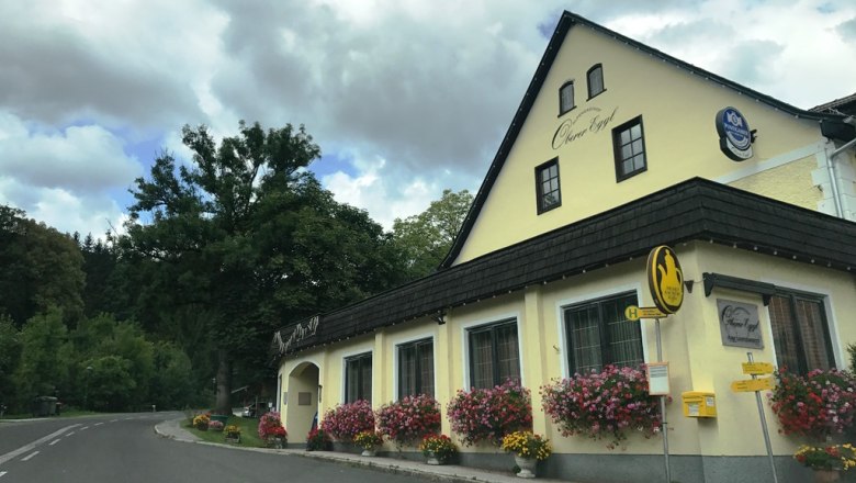 Gasthof Oberer Eggl, © Oberer Eggl Gasthof Oberer Eggl with flowers and bus stop.