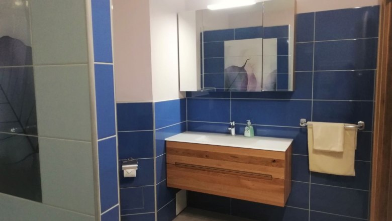 Bathroom, &copy; Nicole Montaperti