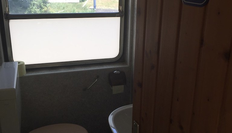 View into the small WC of the 100-year-old baggage car, © M. Schorn