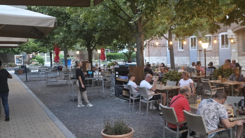 Felmayers Gastwirtschaft Schwechat, guest garden with people