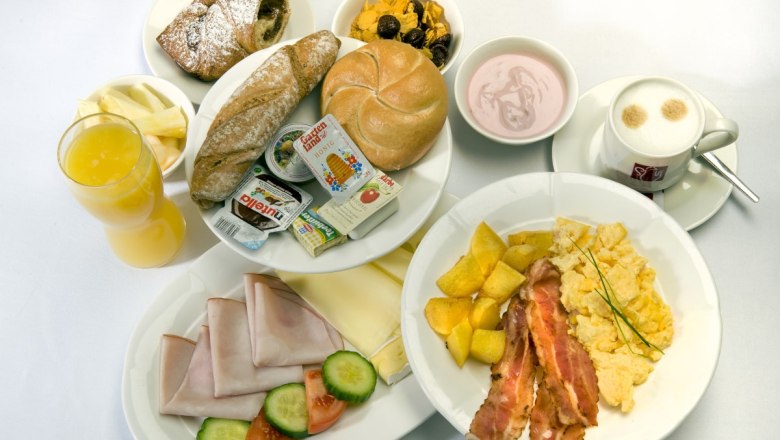 Various dishes from the breakfast buffet served on plates.