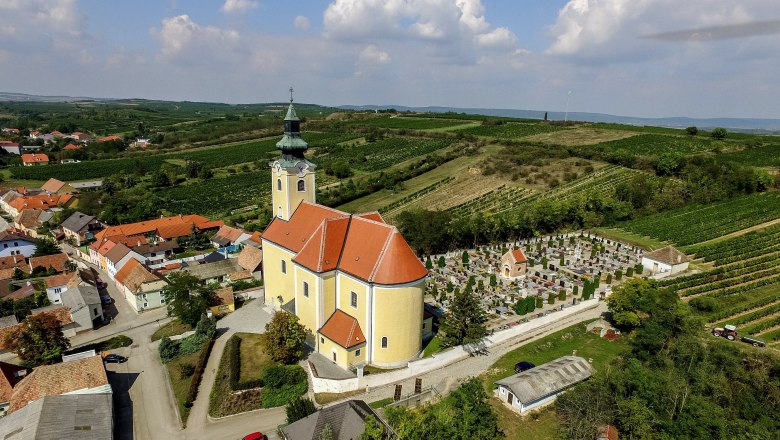 Aerial view of the parish church in R&ouml;schitz with surrounding cemetery and vineyards.