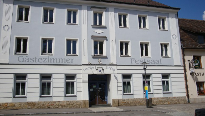Facade of an inn with the inscription 'G&auml;stezimmer' and 'Festsaal'.