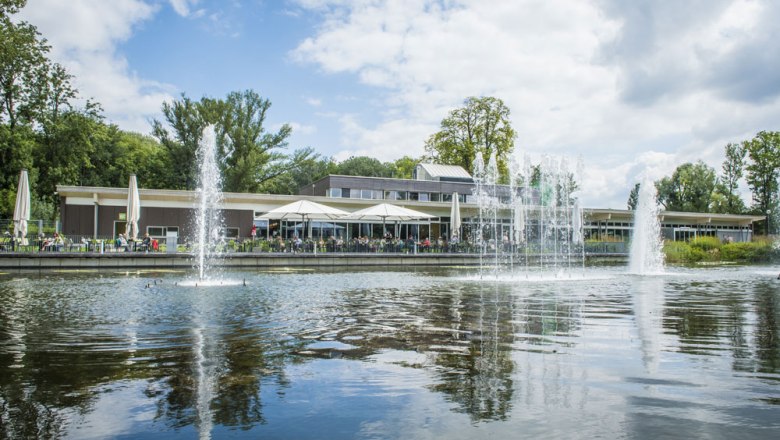Springbrunnenfontänen kommen aus dem Seerosenteich direkt vor dem Restaurant heraus