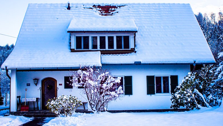 Country house in winter, © Peter Wochesländer A snow-covered country house with a snow-covered roof and garden in winter.