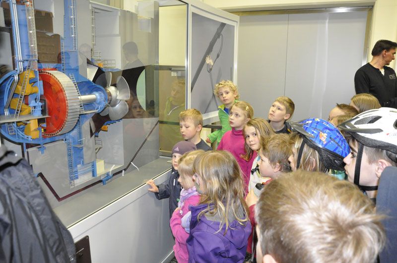 Children look at a model of a turbine at the Danube power plant in Greifenstein.