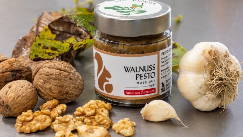 NUSSLAND, the nutcrackers that refine, &copy; Theo Kust