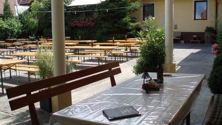 Heurigenhof, &copy; Weinhof Kaiser