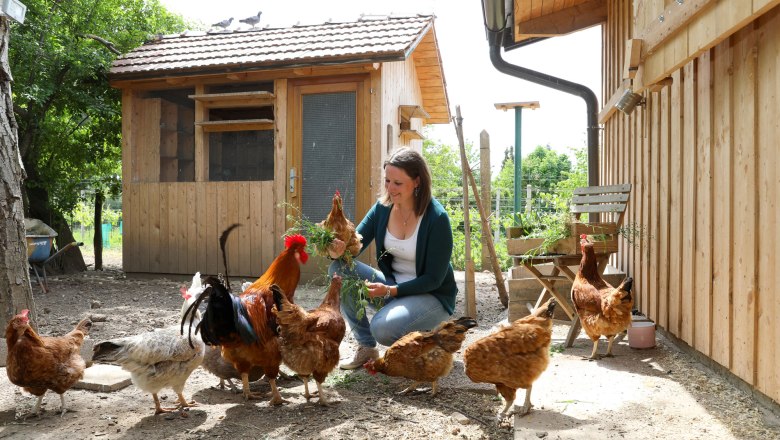 Herzensladen Petronell-Carnuntum, Madlen Lesch with chickens, &copy; Katharina Schiffl
