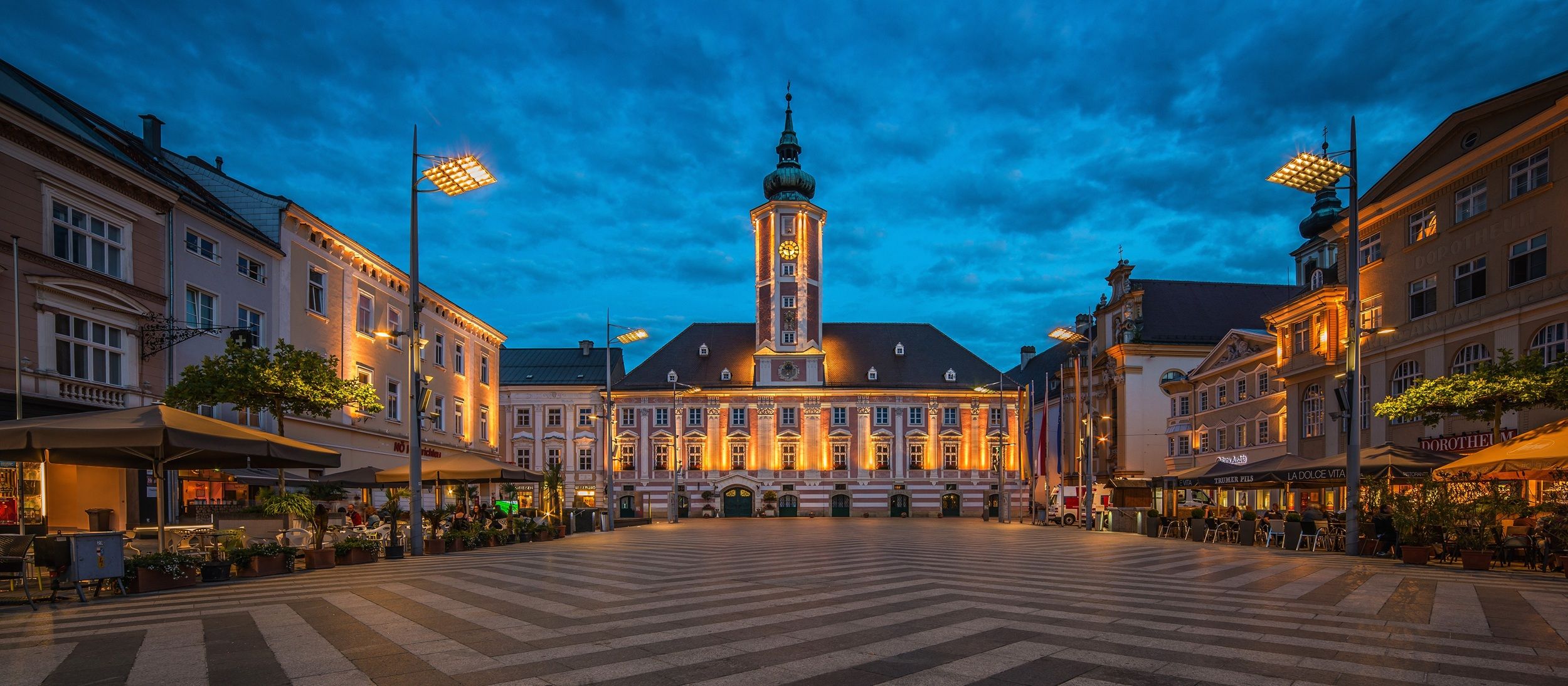 Evening view of the illuminated town hall square in St. Pölten with the town hall in the background.