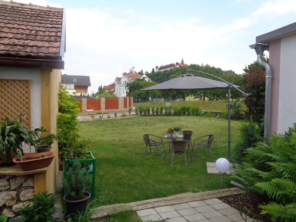 Garden view with a good view of the castle in Reidling. Garden set with parasol on the well-tended lawn. 