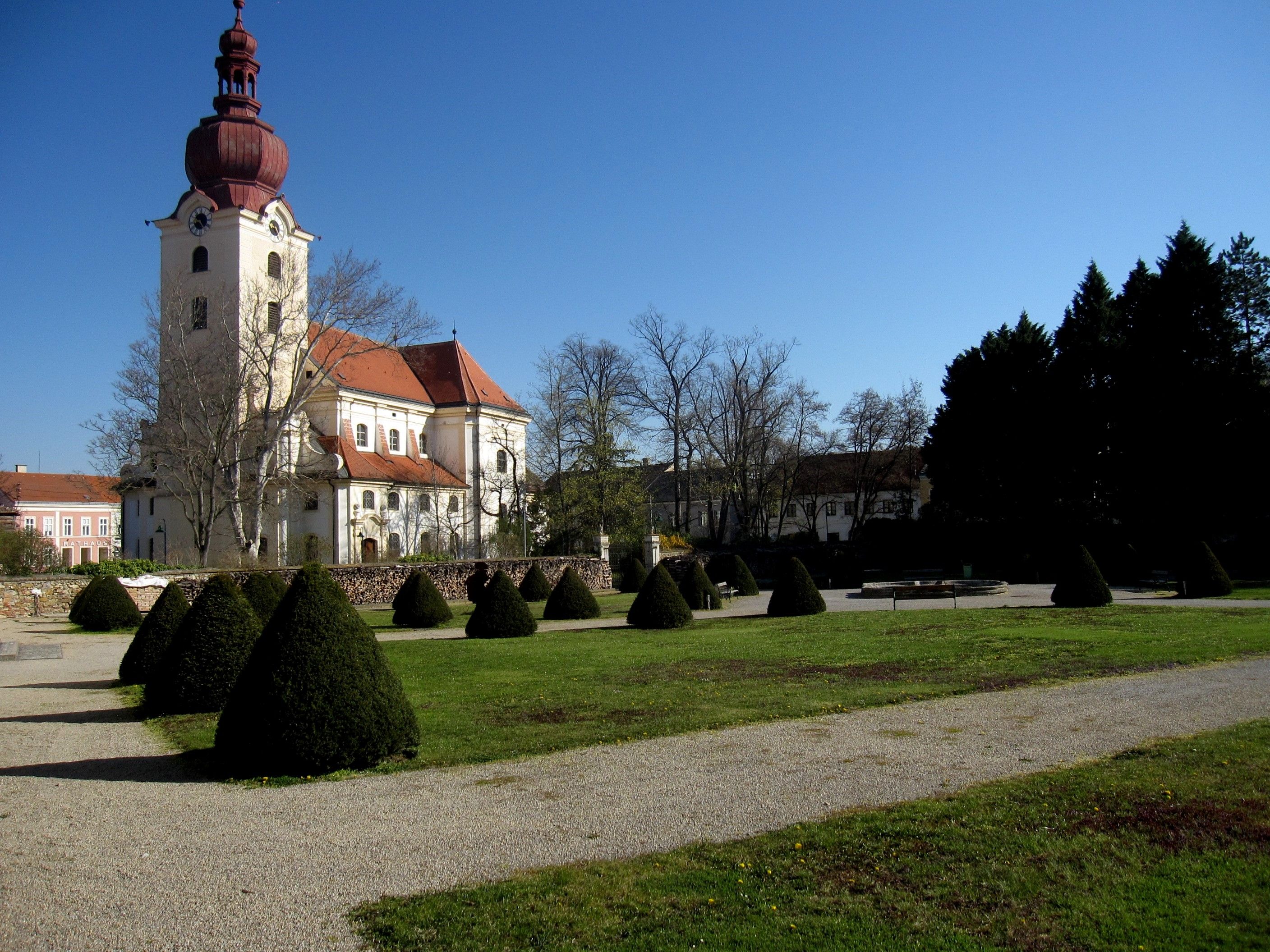 Baroque garden in Ravelsbach with church in the background.