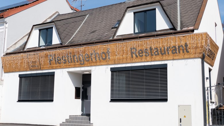 The Piestingerhof, © Sara Grill Façade of a restaurant called Piestingerhof, decorated with fairy lights.
