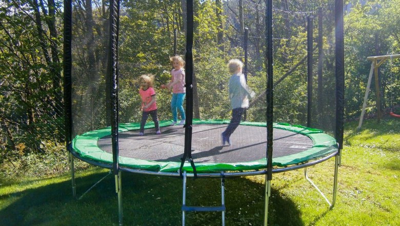 Trampolin springen gefällt jedem, © Familie Mogenbesser