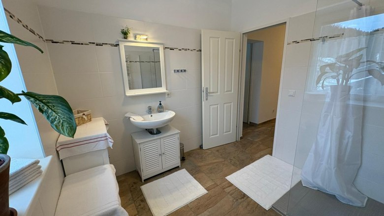 Bathroom in the Teichwies'n Alm Dependance, &copy; Selinger Martin