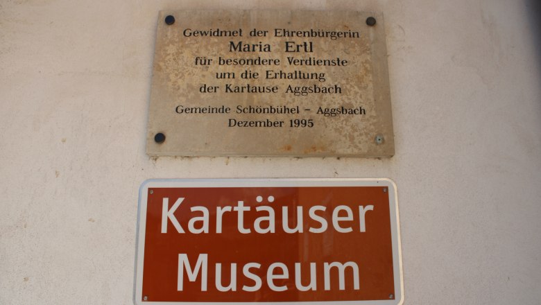Commemorative plaque and sign for the Carthusian Museum in Aggsbach.