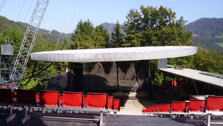 The unusual roofing of the castle arena, © Peter Faschingleitner