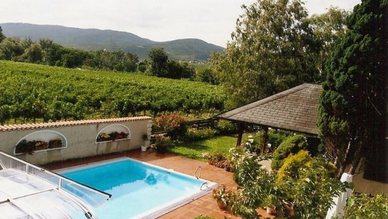 Vacation apartment Ivan-Sigl, © Ivan Sigl Garden with pool, pavilion and vineyards in the background.