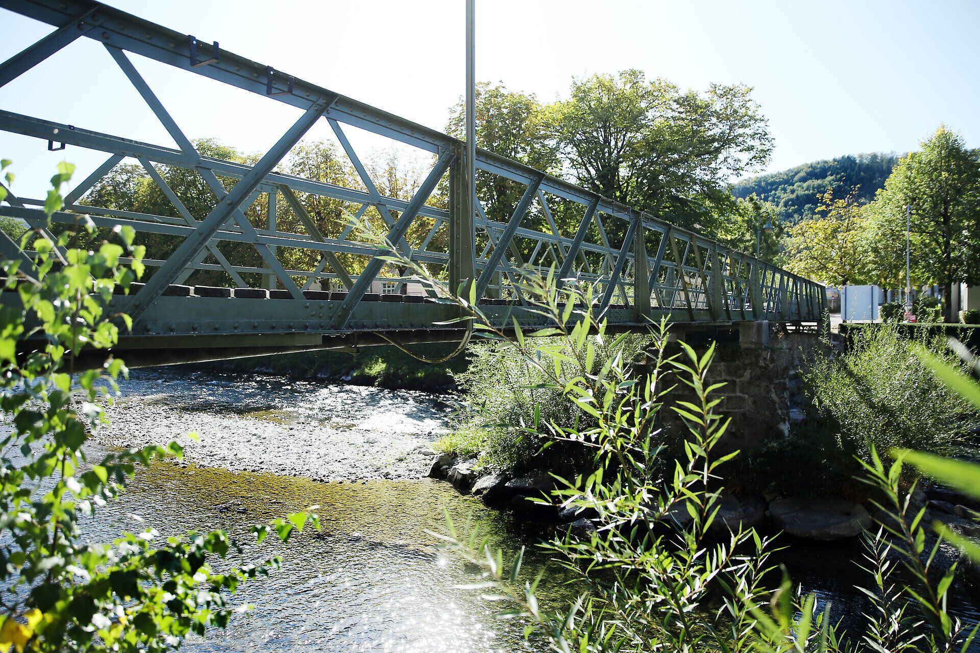 The gentle breeze caresses the glistening surface of the water as the bridge majestically crosses the river. Surrounded by lush greenery and the gentle sound of nature, this place invites you to linger and relax. Here, where water and landscape merge harmoniously, hikers can experience the beauty of the surroundings to the full.