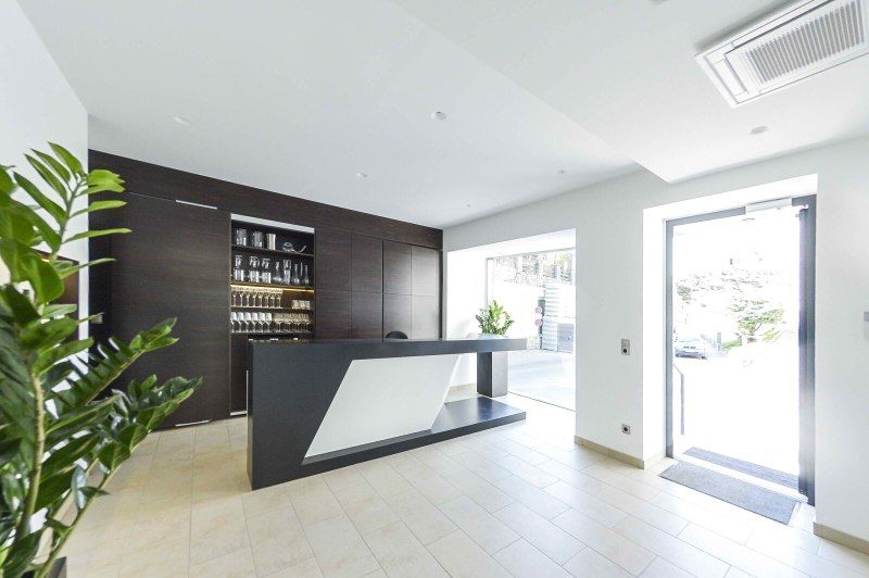 Modern tasting room with bar and shelves in the Stadt Krems winery.