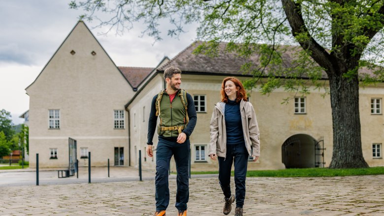 Two hikers in front of the historic Katzelsdorf Castle