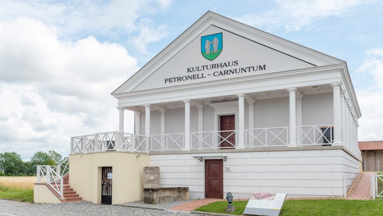 Kulturhaus Petronell-Carnuntum with classical façade and columns.