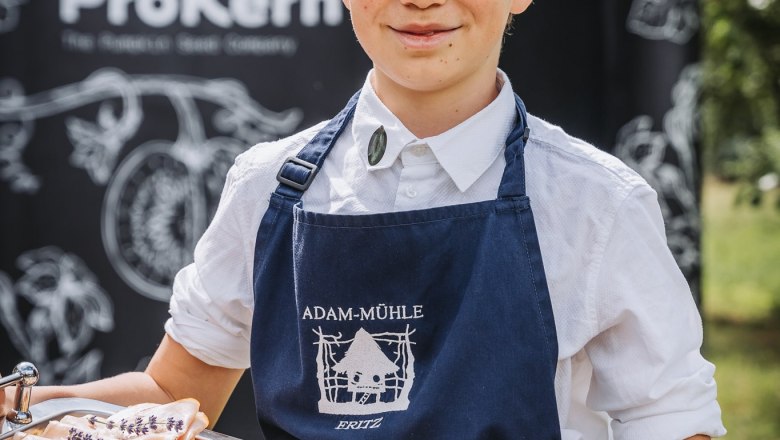 Kind serviert belegte Brote, © Monika Pölzer